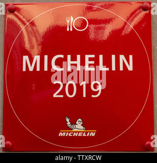 Guide Michelin Symbol außerhalb Restaurant in Lyon, Frankreich. Lyon hat 140 Restaurants im Michelin Guide 2019 und 20 erwähnten Michelin-sterne-res Stockfoto