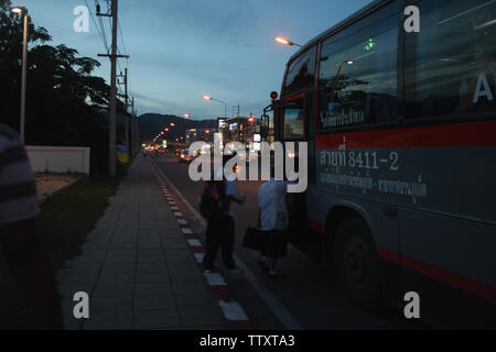 Studenten, die in einem Bus, Phuket, Thailand, einsteigen Stockfoto