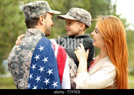 Soldat mit seiner Familie im Park wieder vereint Stockfoto