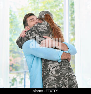 Soldat mit ihrer Familie wieder vereint Stockfoto