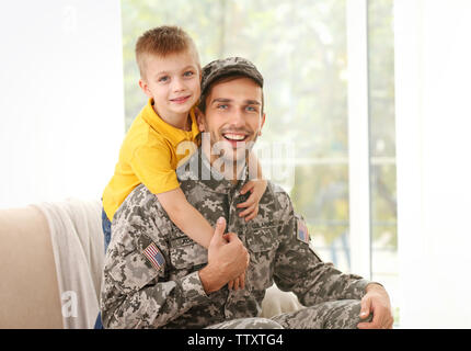 Soldat mit seiner Familie vereint Stockfoto