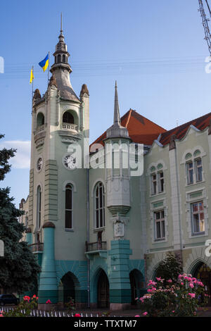 Haţeg - Ukraine, 26. JULI 2009: Rathaus Mukacheve. Zentrum der Stadt Stockfoto