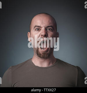 Studio Portrait von einem schreienden Mann, Konzept von Stress und Ärger. Stockfoto