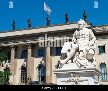 Statue von Alexander von Humboldt an der Humboldt Universität Berlin, Deutschland Stockfoto