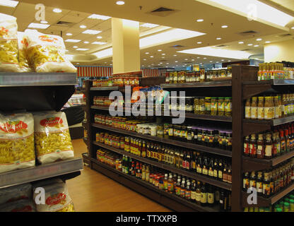 Lebensmittel in einem Supermarkt, Indien Stockfoto