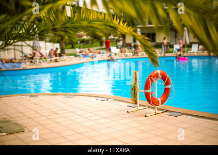 Rettungsring Rettungsring mit Seil an den Post angehängt neben dem Pool in der Stadt in einem tropischen Land außerhalb Stockfoto