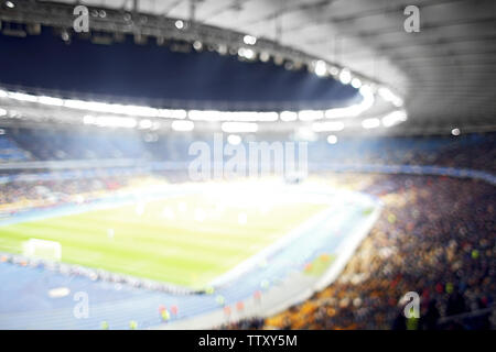 Panoramablick auf modernen Stadion beim Fußballspiel, verschwommenen Hintergrund Stockfoto