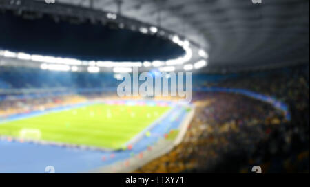 Panoramablick auf modernen Stadion beim Fußballspiel, verschwommenen Hintergrund Stockfoto