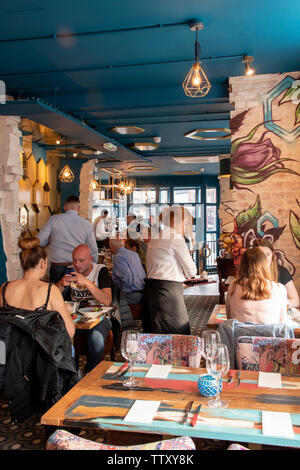 Doncaster, Großbritannien - 11 Mai 2019: Die Gäste genießen ein Argentinisches Steak und das stilvolle Interieur von La Boca Restaurant & Steakhouse am Samstag, den 11. Mai um 1 Nethe Stockfoto
