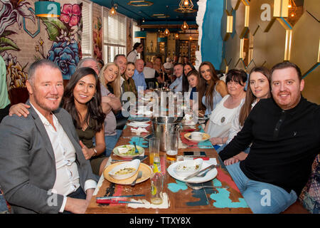 Doncaster, Großbritannien - 11. Mai 2019: Eine große Gruppe von Diners von Nan Geburtstag an der stilvollen La Boca Restaurant & Steakhouse Feiern am Samstag, den 11. Mai um 1 N Stockfoto