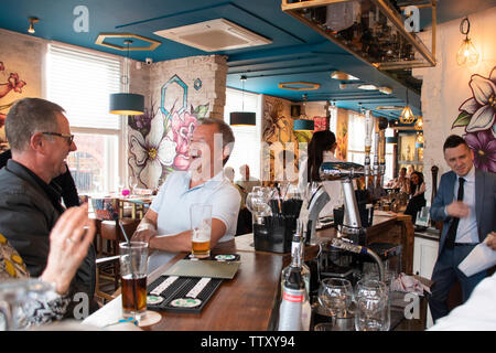 Doncaster, Großbritannien - 11 Mai 2019: Kunden an der Bar Lachen, als Sie auf einen verfügbaren Tisch im La Boca Restaurant & Steakhouse am Samstag, den 11. Mai abwarten, ein Stockfoto