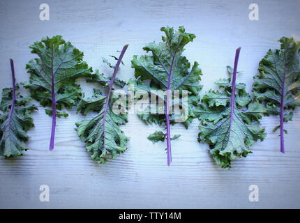 Rote Blätter oder Russischen kale Kale auf Holz- Hintergrund. Stockfoto