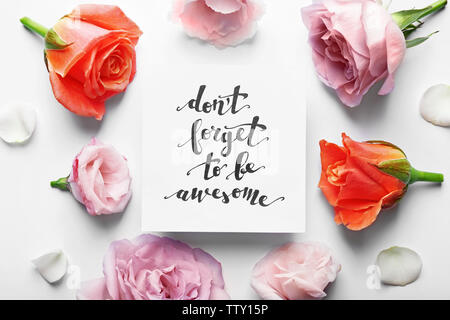 Aufschrift "VERGISS NICHT EHRFÜRCHTIG' auf Papier mit Blumen auf weißem Hintergrund geschrieben werden Stockfoto