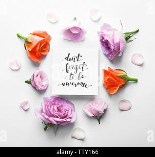 Aufschrift "VERGISS NICHT EHRFÜRCHTIG' auf Papier mit Blumen auf weißem Hintergrund geschrieben werden Stockfoto