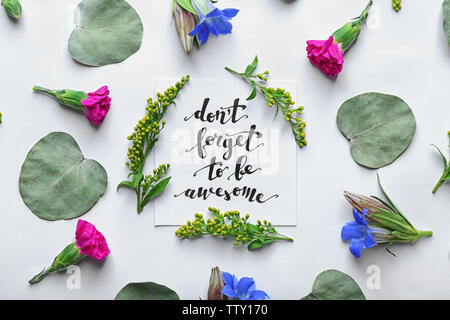 Aufschrift "VERGISS NICHT EHRFÜRCHTIG' auf Papier mit Blumen und Blätter auf weißem Hintergrund geschrieben werden Stockfoto