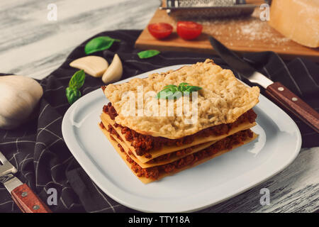 Hausgemachte Fleisch Lasagne auf Serviette Stockfoto