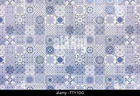 Weißen und Blauen geometrischen Azulejo Kacheln an der Wand Textur oder Hintergrund Stockfoto