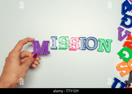 Wählen Sie ein Holz Buchstaben der Mission Wort Stockfoto