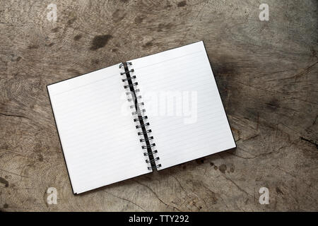 White Book memo leer geöffnet auf Holz Tisch Stockfoto