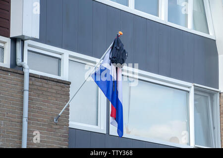 Schultasche auf eine Flagge in Amstelveen Niederlande 2019. Eine niederländische Tradition für das Bestehen der Schule Prüfungen Stockfoto