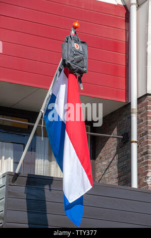 Schultasche auf eine Flagge in Amstelveen Niederlande 2019. Eine niederländische Tradition für das Bestehen der Schule Prüfungen Stockfoto