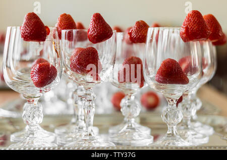 Erdbeeren Verzieren eleganter Kristallgläser Stockfoto