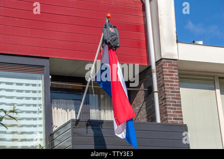 Schultasche auf eine Flagge in Amstelveen Niederlande 2019. Eine niederländische Tradition für das Bestehen der Schule Prüfungen Stockfoto