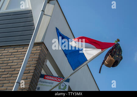 Schultasche auf eine Flagge in Amstelveen Niederlande 2019. Eine niederländische Tradition für das Bestehen der Schule Prüfungen Stockfoto