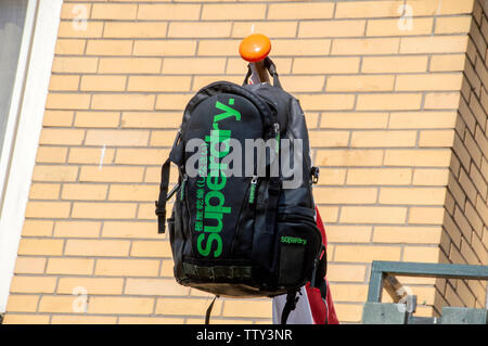 Schultasche auf eine Flagge in Amstelveen Niederlande 2019. Eine niederländische Tradition für das Bestehen der Schule Prüfungen Stockfoto