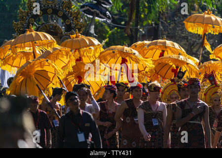 DENPASAR/INDONESIEN - 15. JUNI 2019: Gruppe der Balinesische Tänzerin in ethnischen Kostüme mit traditionellen bunten Schirme am hinduistischen Zeremonie Parade während Templ Stockfoto