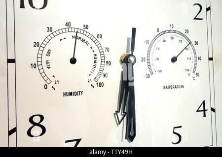 Nahaufnahme des kombinierten Indikator Instrument zur Messung und Kontrolle der Zeit, Feuchtigkeit und Temperatur. Multiskalen Gesicht von Gerät mit schwarzen Zeigern, die Nummer ein Stockfoto