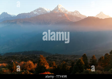 Blick auf die schneebedeckten Himalaya in Nepal bei Sonnenaufgang Stockfoto