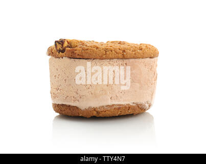 Eis cookie Sandwich auf weißem Hintergrund Stockfoto
