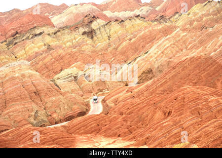 Im August 2018 in Zhangye Danxia geomorphologie fotografiert, Provinz Gansu, bunte Landschaft, natürliche Formation, an der Magie der Natur bestaunen. Stockfoto