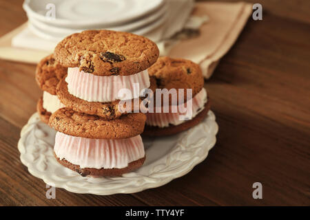 Eis cookie Sandwiches auf Platte auf Holz- Hintergrund Stockfoto