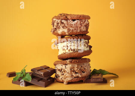 Eis cookie Sandwiches mit frischer Minze auf gelbem Hintergrund Stockfoto