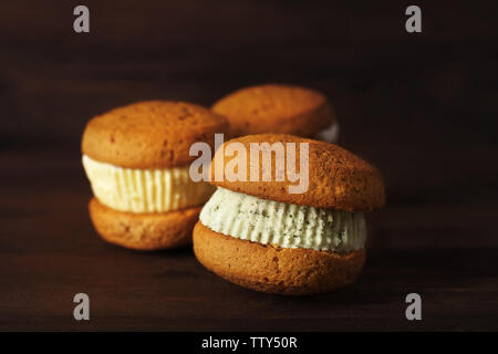 Eis cookie Sandwiches auf Holz- Hintergrund Stockfoto