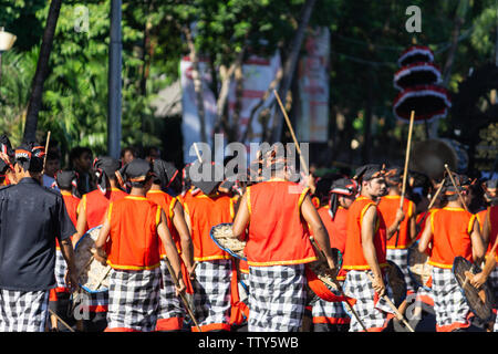 DENPASAR/BALI - 15. Juni 2019: Die Gebug Ende Karangasem Tänzer, tragen Tracht, gehen Sie an der Reihe, bei der Eröffnung der Th durchführen Stockfoto