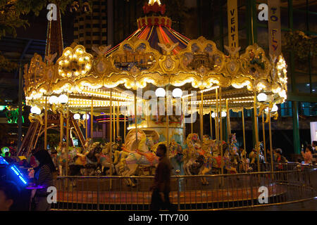 Karussellfahrt in einem Vergnügungspark, Genting Highlands, Malaysia Stockfoto