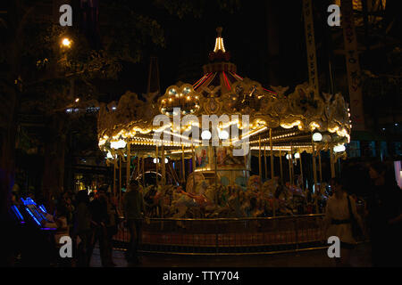 Karussellfahrt in einem Vergnügungspark, Genting Highlands, Malaysia Stockfoto