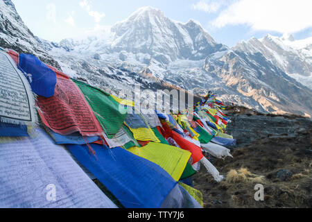 Gebetsfahnen in den Wind im Himalaya Stockfoto