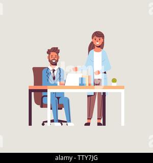 Geschäftsleute, die Paar brainstorming Geschäftsmann mit Frau mit Laptop assistant diskutieren neues Projekt während eines Treffens am Arbeitsplatz Teamarbeit Konzept Stock Vektor