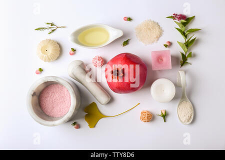 Natürliche kosmetische Inhaltsstoffe auf weißem Hintergrund, Ansicht von oben Stockfoto