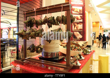 Zongzi hängt an einem chinesischen Imbissstand in Malaysia Stockfoto