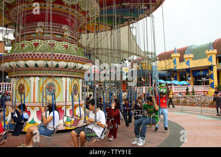 Kettenschaukelfahrt in einem Vergnügungspark Stockfoto