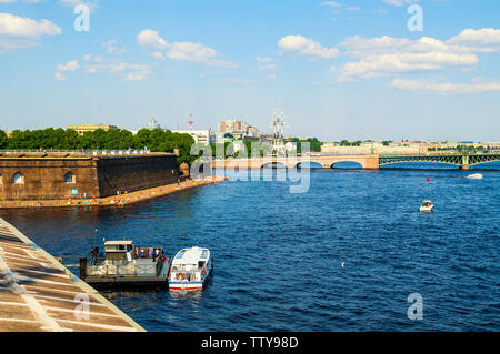 St. Petersburg, Russland - 6. Juni 2019. Die wasserfläche der Newa und souveränen Bastion der Peter und Paul Festung. Die Trinity Bridge auf der backgro Stockfoto