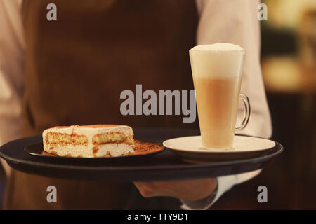 Kellner holding Fach mit leckeren Dessert und Schokolade trinken, Ansicht schließen Stockfoto