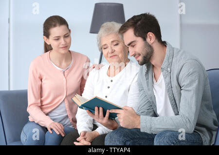 Großmutter mit Enkel lesen Buch auf dem Sofa Stockfoto