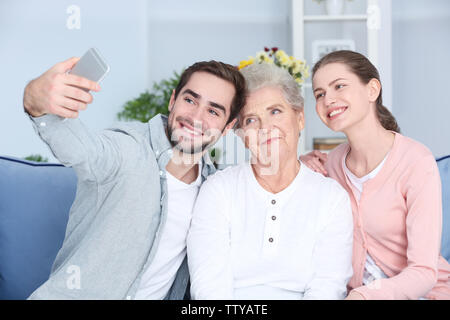 Großmutter und Enkel unter selfie auf dem Sofa zu Hause Stockfoto