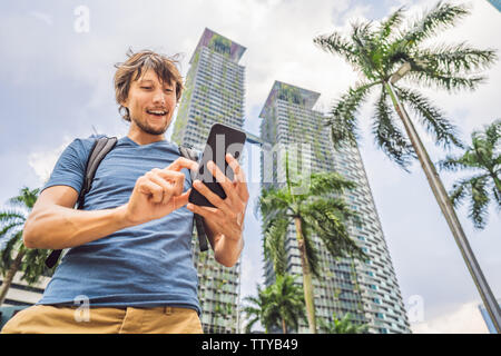 Mann Tourist können Sie über die Navigation App auf dem Handy. Navigation Karte auf einem Smartphone in einer großen Stadt Stockfoto